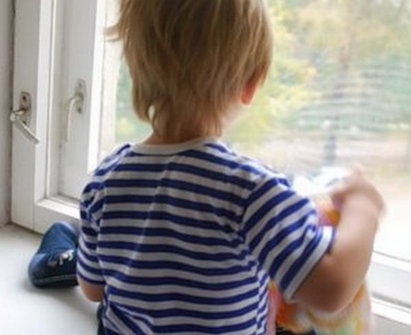 На севере Волгограда из окна выпал 3-летний мальчик