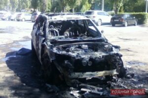 Ночью на севере Волгограда неизвестные сожгли Land Rover