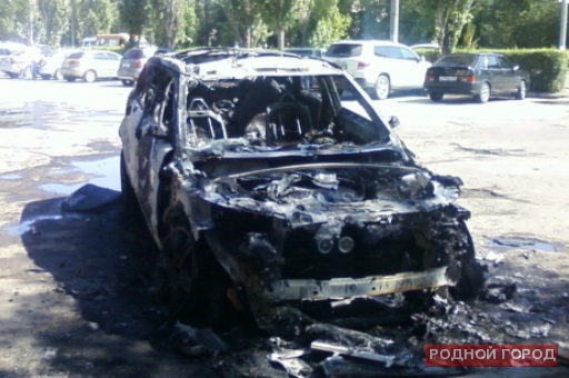 Ночью на севере Волгограда неизвестные сожгли Land Rover