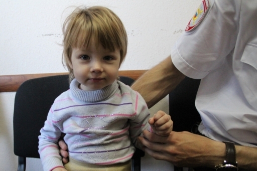 Под Волгоградом полицейские ищут родителей двухлетней девочки