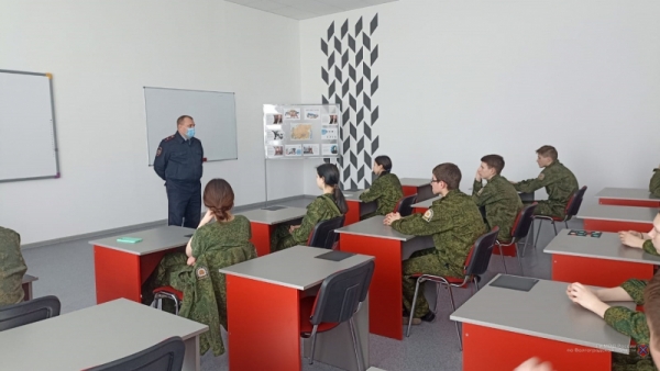 В Урюпинске полицейские рассказали кадетам о проблемах наркомании