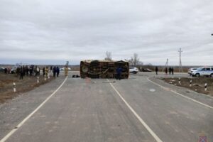 В Волгоградской области школьный автобус попал в серьезное ДТП