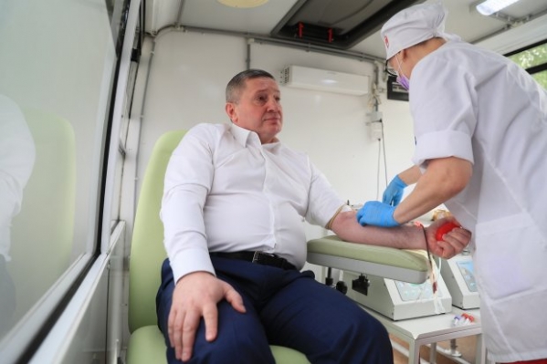 В Волгограде губернатор Андрей Бочаров стал донором крови для участников СВО