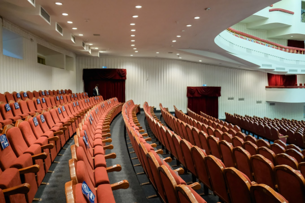 Губернатор Волгоградской области проверил ход реконструкции ТЮЗа