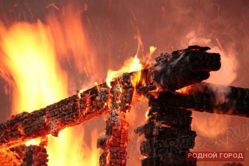 В Волгоградской области ночью сожгли деревянную мельницу