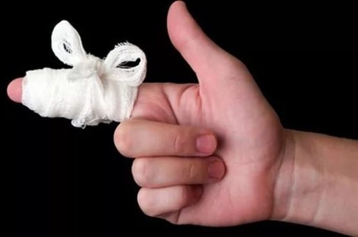 В Волжском 37-летний осуждённый укусил надзирателя за палец