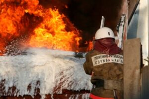 Под Волгоградом неизвестный поджёг открытую сцену в городском парке