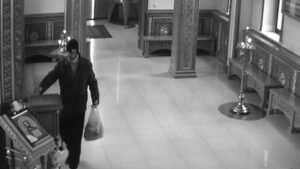 В Волжском мужчина дважды похитил деньги из храма