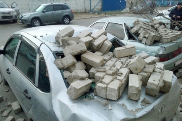 На шесть припаркованных авто упала кирпичная стена в Волгограде