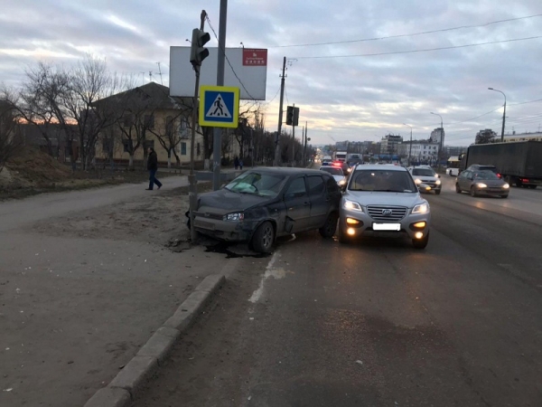 В Волгограде столкнулись «Лада» и «Лифан»