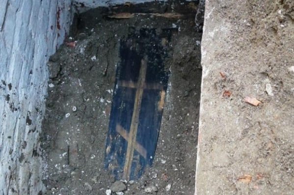 Под Волгоградом на территории бывшего санатория обнаружили склеп