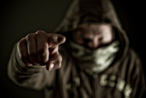 В Волгограде двое безработных, угрожая побоями, ограбили прохожего