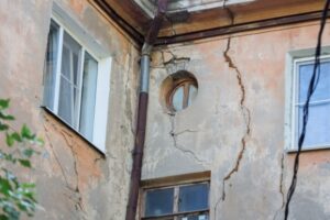В Дзержинском районе Волгограда демонтируют аварийный дом