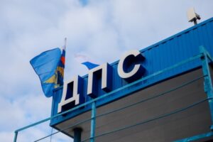 Волгоградские инспекторы ДПС вызволили из снежного плена юных хоккеистов