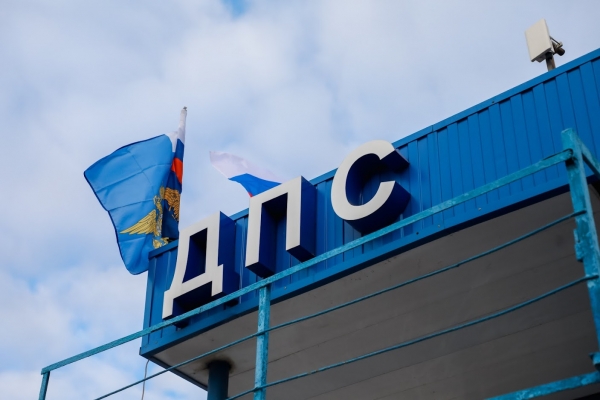 Волгоградские инспекторы ДПС вызволили из снежного плена юных хоккеистов