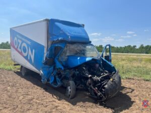 В Волгоградской области из-за столкновения грузовиков пострадал человек