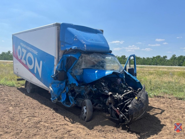 В Волгоградской области из-за столкновения грузовиков пострадал человек