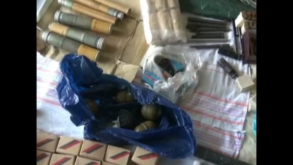 В гараже у Волгоградца нашли автоматы, гранаты и шашки