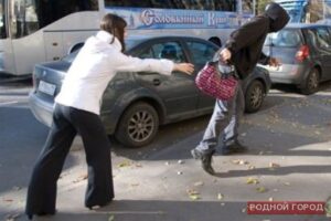 В Волгограде у бухгалтера из рук вырвали сумку с 215 тысячами рублей