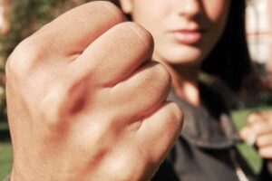 В Волгограде мужчина «отработал» у 16-летнего подростка айфон