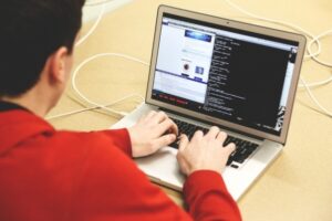 Смартфоны россиян с Нового года поражает опасный вирус