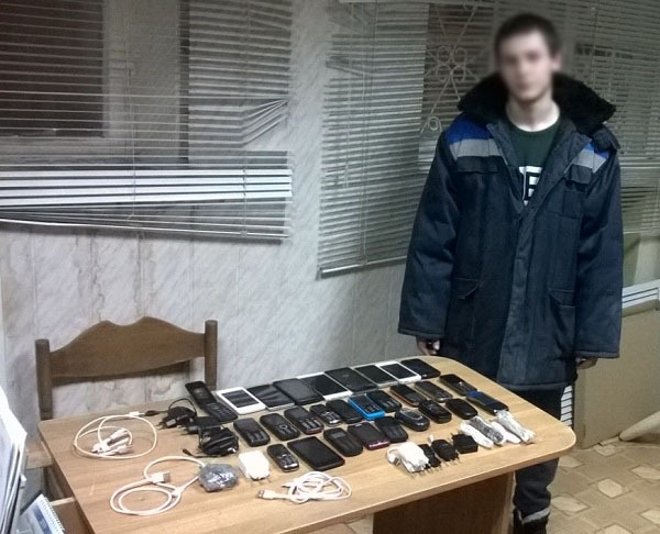 Сотрудники УФСИН задержали нарушителя при перебросе крупной партии запрещенных предметов