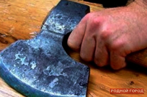 В Волгоградской области отец угрожал сыну топором