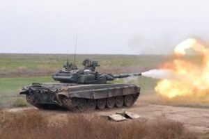 На полигоне под Волгоградом танкисты проходят боевую подготовку