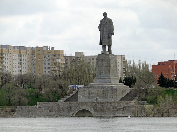 Волгоградец сломал пятки, прыгая с памятника Ленина