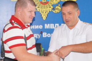 Волгоградец поймал угонщика своей машины и получил награду от полиции