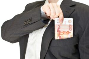 Глава поселка приплатил себе и сыну 120 тысяч за хранение тайн