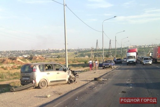 В Волгограде 75-летняя автоледи на иномарке устроила двойное ДТП
