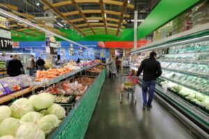 Волгоградцы узнали, как магазины заставляют покупать больше