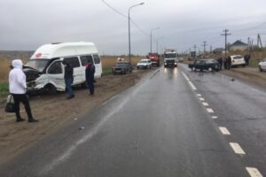 На юге Волгограда легковушка протаранила маршрутку с пассажирами