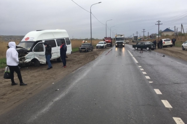 На юге Волгограда легковушка протаранила маршрутку с пассажирами