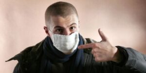 В Волгограде мужчина ограбил салон связи под угрозой заражения туберкулезом