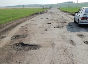В Волгоградской области через суд отремонтировали аварийную дорогу