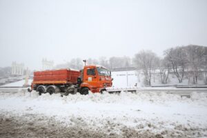 Волгоградские дорожники оперативно чистят магистрали от снега и льда