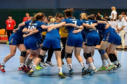 Юным российским гандболисткам остался один шаг до титула