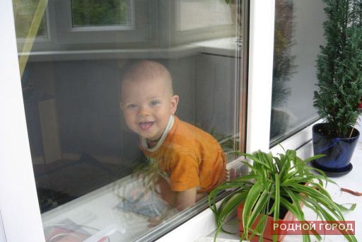 В Волгограде 2-летний малыш закрыл маму на балконе