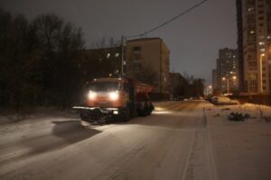 75 спецмашин обрабатывали волгоградские дороги от гололеда