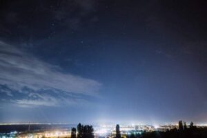 Волгоградцы смогут увидеть спутники Илона Маска, похожие на космический поезд