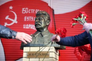 «Простоит он недолго»: в Волгограде установили бюст Сталина – ФОТО