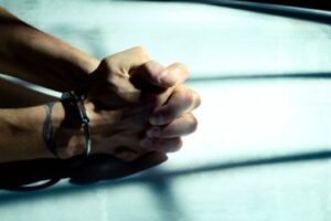 Мужчина избил и спрятал жертву в траве в Волгограде