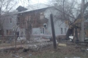 На юге Волгограда обрушился кирпичный фасад 2-этажного дома