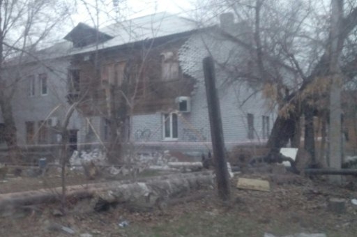 На юге Волгограда обрушился кирпичный фасад 2-этажного дома