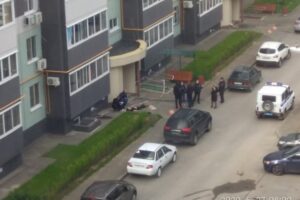 На западе Волгограда под окнами дома найдено тело 12-летней девочки