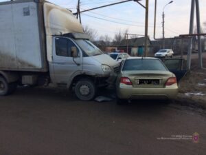 Грузовой фургон и «Дэу Нексия» столкнулись на юге Волгограда