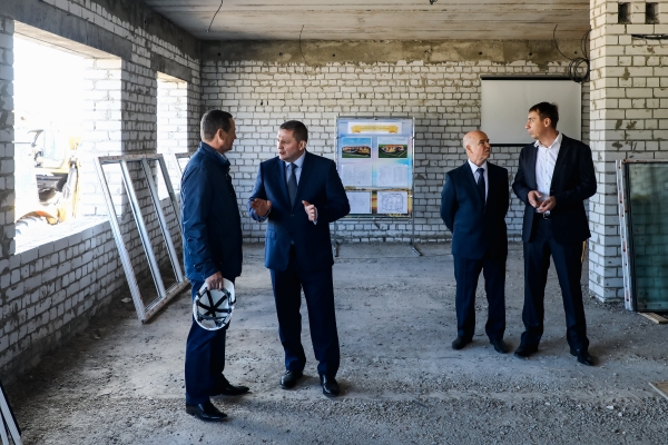 Андрей Бочаров посетил стройку нового детсада в Новоаннинском