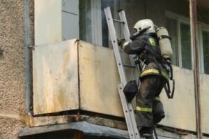 5 человек эвакуировали из-за пожара в семиэтажке в Волгограде